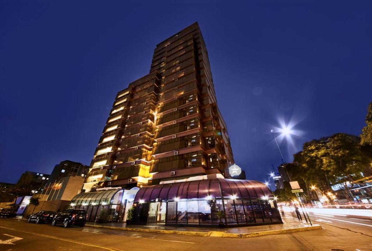 J&A Classic Hotel Lima Exterior foto The hotel at night