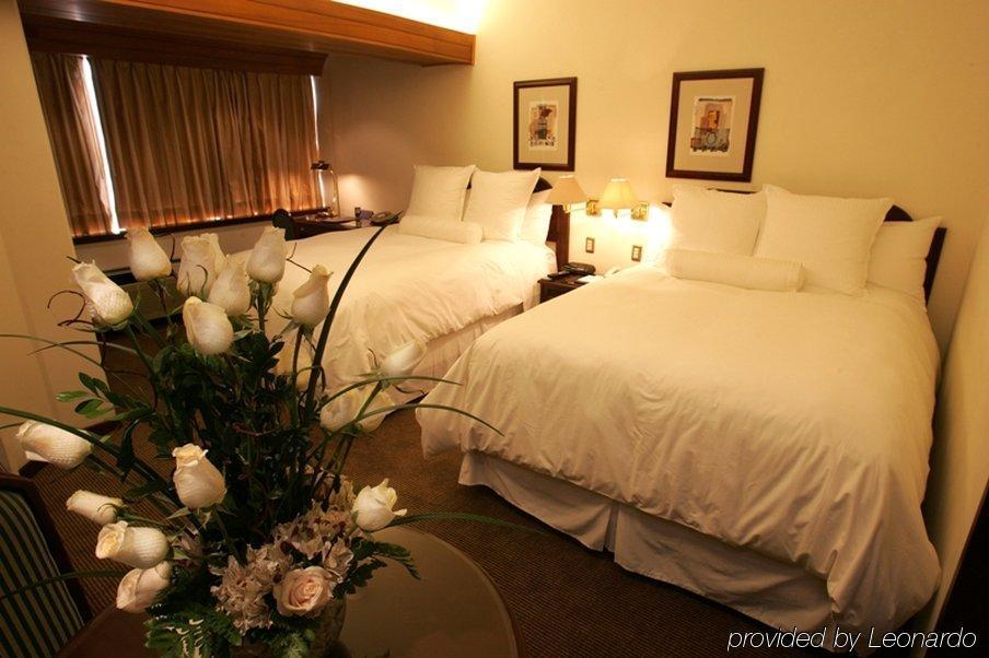 J&A Classic Hotel Lima Cameră foto A room at the hotel