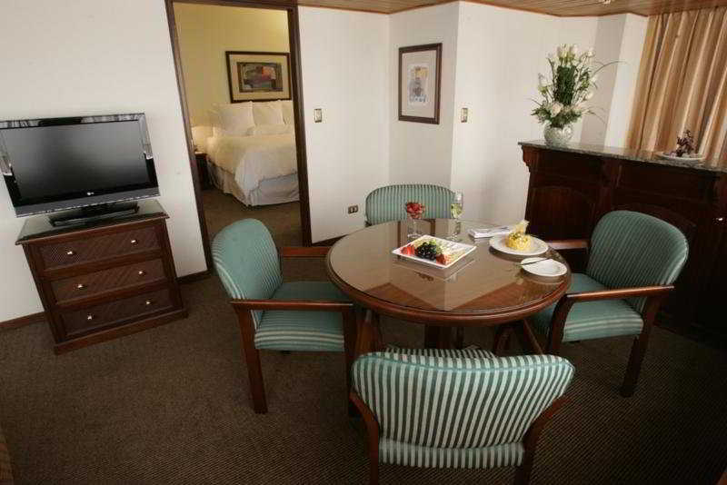 J&A Classic Hotel Lima Cameră foto A suite at the hotel